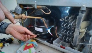 Устранение поломки в бытовом холодильнике